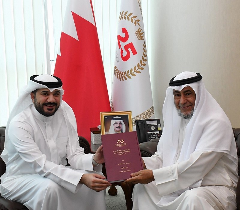  وزير شؤون مجلسي الشورى والنواب يستقبل الباحث محمد لوري بمناسبة حصوله على درجة الماجستير